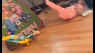 Babies Fight Over Toys ViralHog(480p).
