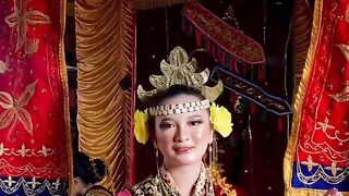 The beauty of a Lampung girl in elegant and exotic traditional clothing