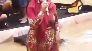 Even though the flood still did not reduce a mother's enthusiasm for singing to entertain the guests at the wedding party