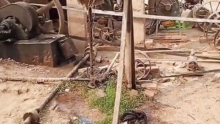 گاؤں میں ڈبل پرانا انجن