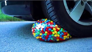 Esmagando Coisas Crocantes e Macias de Carro! EXPERIMENTE CARRO VS Bolas Antiestresse