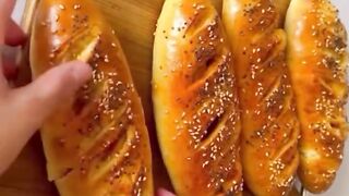 سندويشات صيفية بامتياز بنة هبال وإلى البحر مباشرة تاكلها وفي البحر عندها بنة أخرى