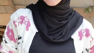 beautiful hijab-wearing woman playing tik tok 3