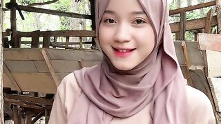 beautiful hijab-wearing woman playing tik tok 4