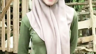 beautiful hijab-wearing woman playing tik tok 13