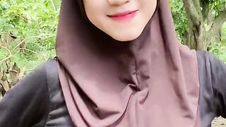 beautiful hijab-wearing woman playing tik tok 17