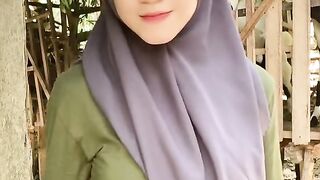 beautiful hijab-wearing woman playing tik tok 19