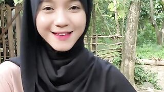beautiful hijab-wearing woman playing tik tok 20