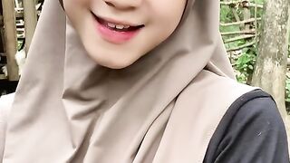 beautiful hijab-wearing woman playing tik tok 22