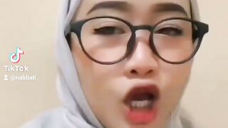 Nyindir mulut tetangga