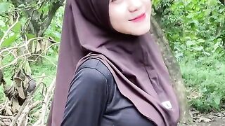beautiful hijab-wearing woman playing tik tok 25