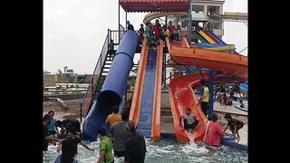 واٹر پارک میں میڈیم سلائیڈز