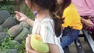 Anak-anak main dikolam ikan