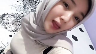 women wearing headscarves rocking tik tok 4