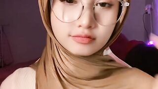 women wearing headscarves rocking tik tok 5