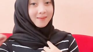women wearing headscarves rocking tik tok 14