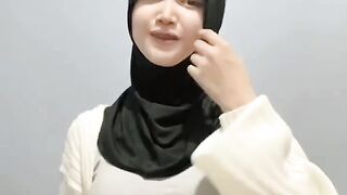 women wearing headscarves rocking tik tok 17