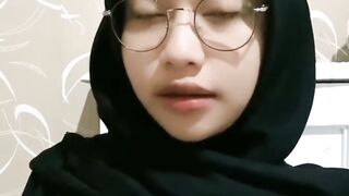 women wearing headscarves rocking tik tok 18