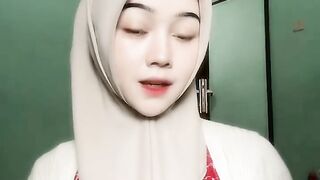 women wearing headscarves rocking tik tok 20