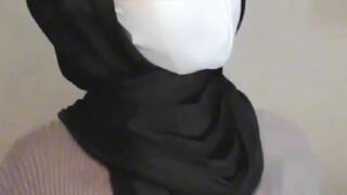 women wearing headscarves rocking tik tok 26
