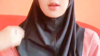 women wearing headscarves rocking tik tok 28