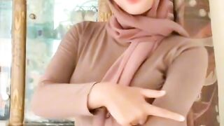 women wearing headscarves rocking tik tok 29