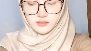 women wearing headscarves rocking tik tok 32