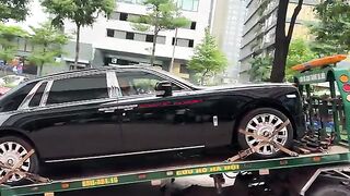 The new Rolls-Royce Phantom VIII has difficulty getting off the transport vehicle