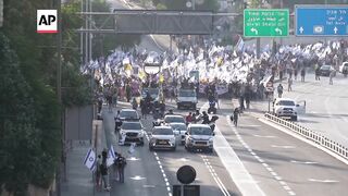 Hundreds march in Jerusalem urging the govt to reach a deal to release hostages being held in Gaza.