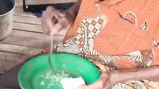 A lonely old grandfather survives by eating rice mixed with water, which is quite filling for him