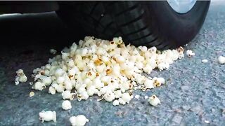 Esmagando coisas crocantes e macias de carro! EXPERIMENTE CARRO vs M&M 2