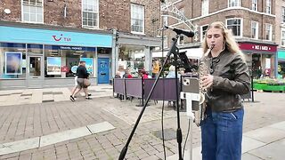 Amy Winehouse song (VALERIE) Brilliantly Performed On The Streets Of York