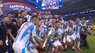 CON USTEDES, EL BICAMPEÓN DE AMÉRICA ALZANDO LA COPA