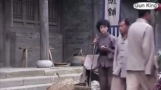 日軍欺負街邊小乞丐，誰料她是功夫高手假扮，當場虐殺日軍上百人  ⚔️ 抗日