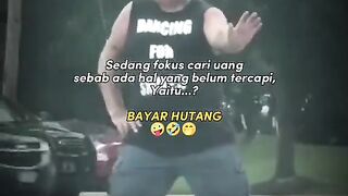Joget di tengah jalan lintas