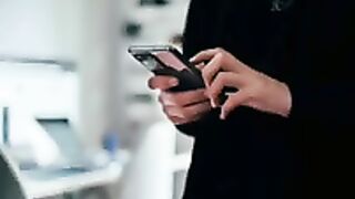 One plus का ये phone camera X-ray मशीन की तरह है।