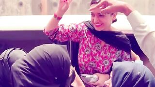 Imran Khan Ne Sanam Javed Ko bara Tuhfa De Dia