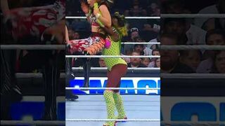 Naomi picks up W over Blair Davenport