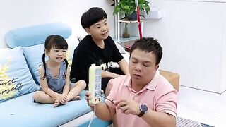 Dad pretended to be electrocuted, but he didn't expect his daughter's reaction. It's absolutely amazing