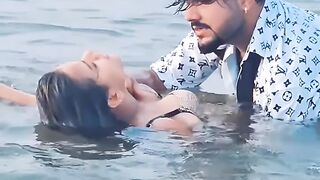 ठंडे पानी में गर्मी का मजा।