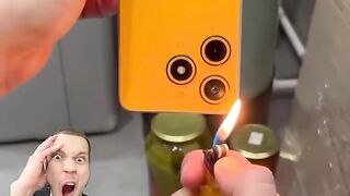 Почему он сжигает все свои телефоны Это кринж