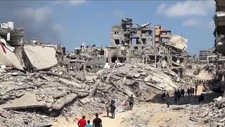 Palestinians return to scenes of devastation in Gaza City district after Israeli troops withdraw