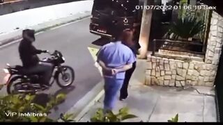 Brave reaction of couple