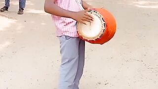 பள்ளி விழாவில் தவில் வாசித்த அரசுப்பள்ளி மாணவன்