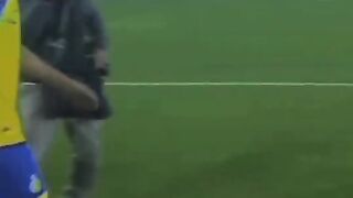 Puluhan ribu sepoter yg menyambutmu cr 7????