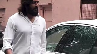 Riteish Deshmukh at the last rites of cousin Tishaa Kumar ???? #riteishdeshmukh #short #shorts #trending #viral #bollywood #viralshorts