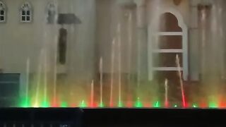 "The fountain sways????????????
