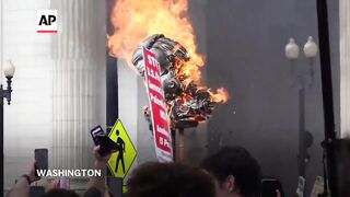 Netanyahu sculpture burned, crowd pepper sprayed during DC protest.
