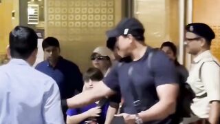 Shahrukh Khan With Family At Airport #srk #shorts #viral #youtubeshorts #trending #shortvideo #ytshorts