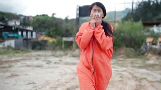Rεα εscαpo de la cαrcεl para sαlvαr a su hija que esta muy grαvε en el hospitαl.